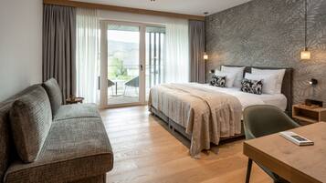 Junior Room | Hypo-allergenic bedding, desk, soundproofing, WiFi