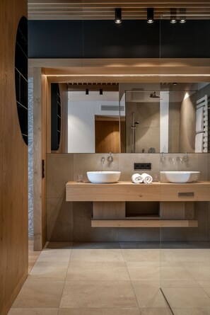 Quarto luxo | Roupas de cama antialérgicas, escrivaninha, quartos à prova de som