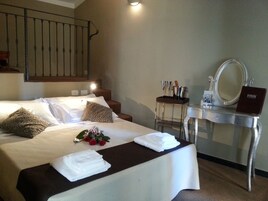 Deluxe Double Room | Gebar bulu kapas, bar mini, peti besi dalam bilik, meja