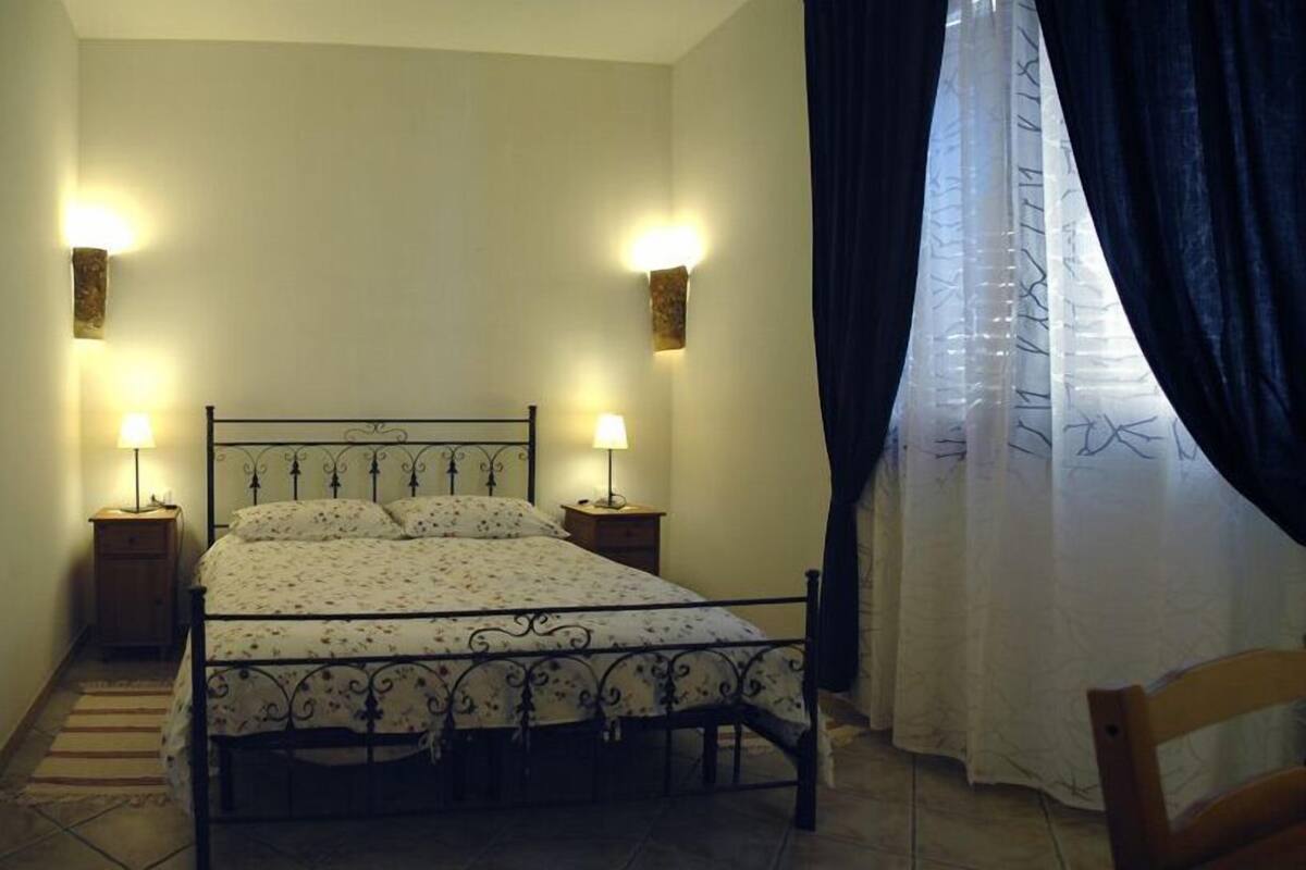 Deluxe Double Room | Peralatan tempat tidur premium, gebar bulu kapas, meja