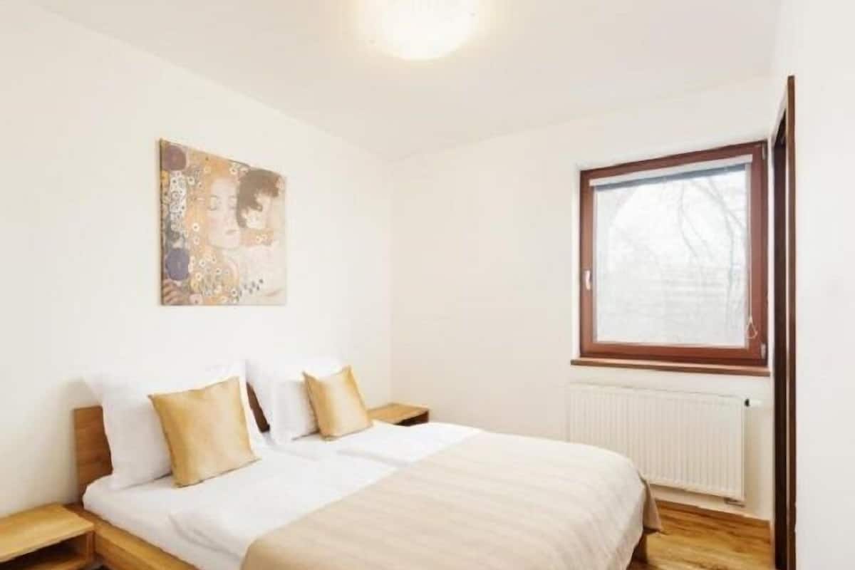 Familie appartement, 1 slaapkamer, balkon, uitzicht op rivier | 1 slaapkamer, een bureau, verduisterende gordijnen