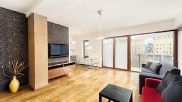 Familienapartment, 1 Schlafzimmer, Balkon | Wohnbereich | Flachbildfernseher