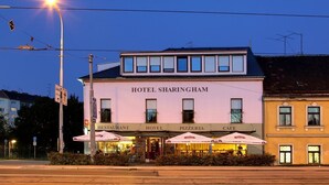 Front of property – evening/night - Hotel Sharingham (Brno)