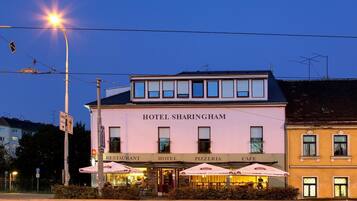 Hotel Sharingham offers a restaurant, pizzeria, and cafe under its single roof.