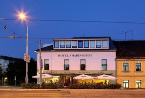 施設の正面 (日没後)