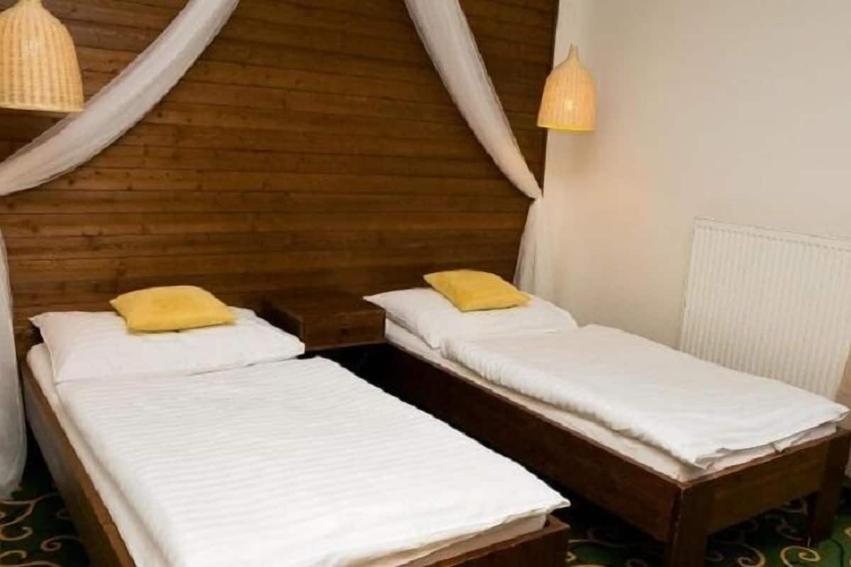 Eenvoudige Twin kamer | 1 slaapkamer, een bureau, verduisterende gordijnen