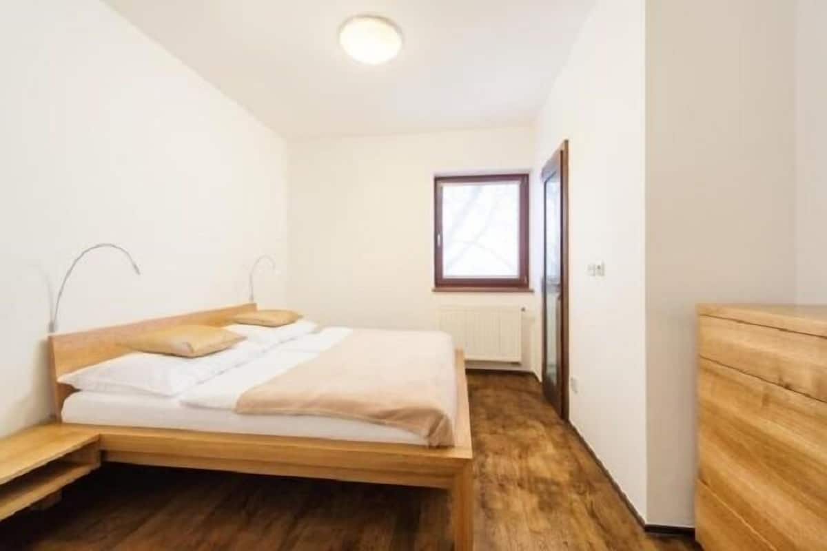 Escritorio, cortinas blackout y tabla de planchar con plancha 