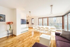 Familienapartment, 1 Schlafzimmer, Balkon, Flussblick | Wohnbereich | Flachbildfernseher