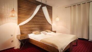 Phòng 2 giường đơn cơ bản | Bàn, màn/rèm cản sáng, bàn ủi/dụng cụ ủi quần áo