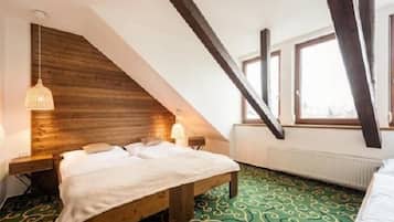 Basic-Dreibettzimmer | 1 Schlafzimmer, Schreibtisch, Verdunkelungsvorhänge
