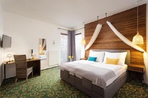 Kamar Double Bisnis | Meja kerja, tirai kedap cahaya, dan setrika/meja setrika