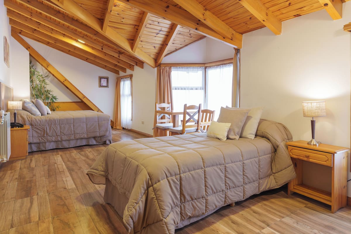 Habitación triple estándar | Caja fuerte, sistema de insonorización, wifi gratis y ropa de cama