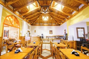 Desayuno buffet diario (ARS 280 por persona)