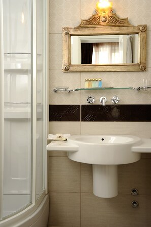 Superior Triple Room | Bathroom amenities | Shower, rainfall showerhead, free toiletries, hair dryer - Erten Konak - Special Class (Istanbul)