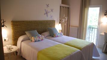 Habitación superior | Caja de seguridad en la habitación, escritorio y camas extra