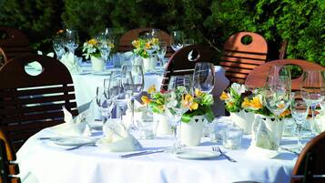 Breakfast, dinner served; Regional cuisine, al fresco dining