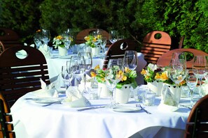 Breakfast, dinner served; Regional cuisine, al fresco dining