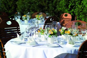 Se sirven desayunos y cenas, restaurante con mesas al aire libre 