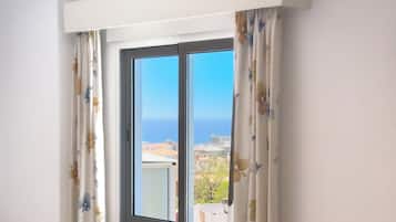 Quadruple Room | Pillow-top beds, soundproofing, free WiFi, bed sheets