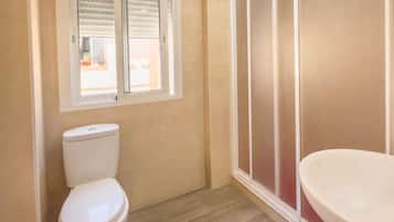 Een bad, handdoeken, zeep, toiletpapier