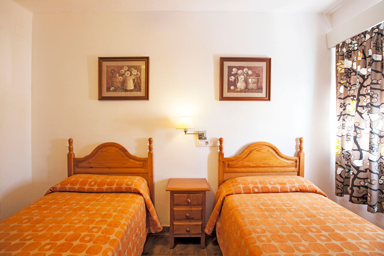 Zweibettzimmer, mit Bad | Pillowtop-Betten, schallisolierte Zimmer, kostenloses WLAN, Bettwäsche