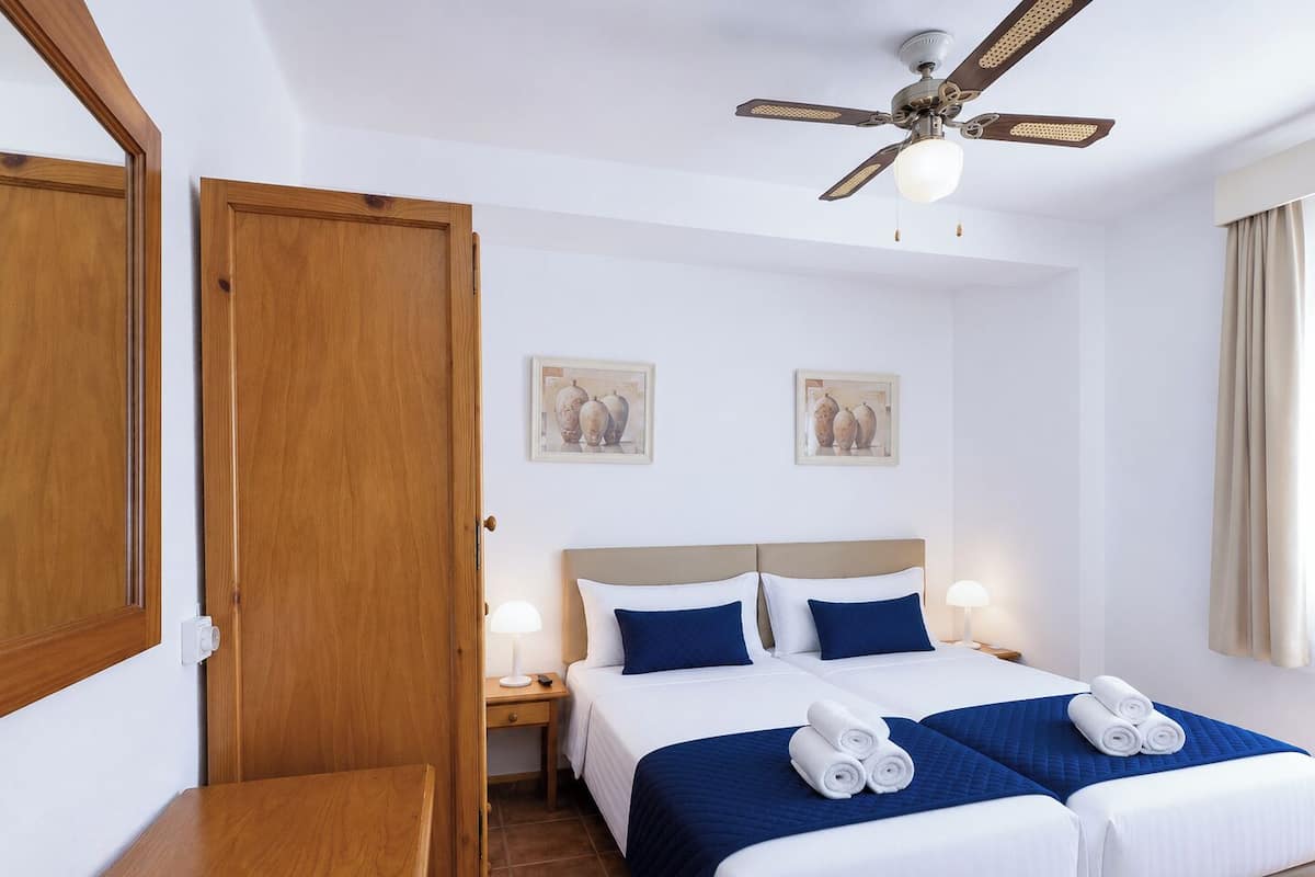 Twin Room, Ensuite | Pillow-top beds, soundproofing, free WiFi, bed sheets