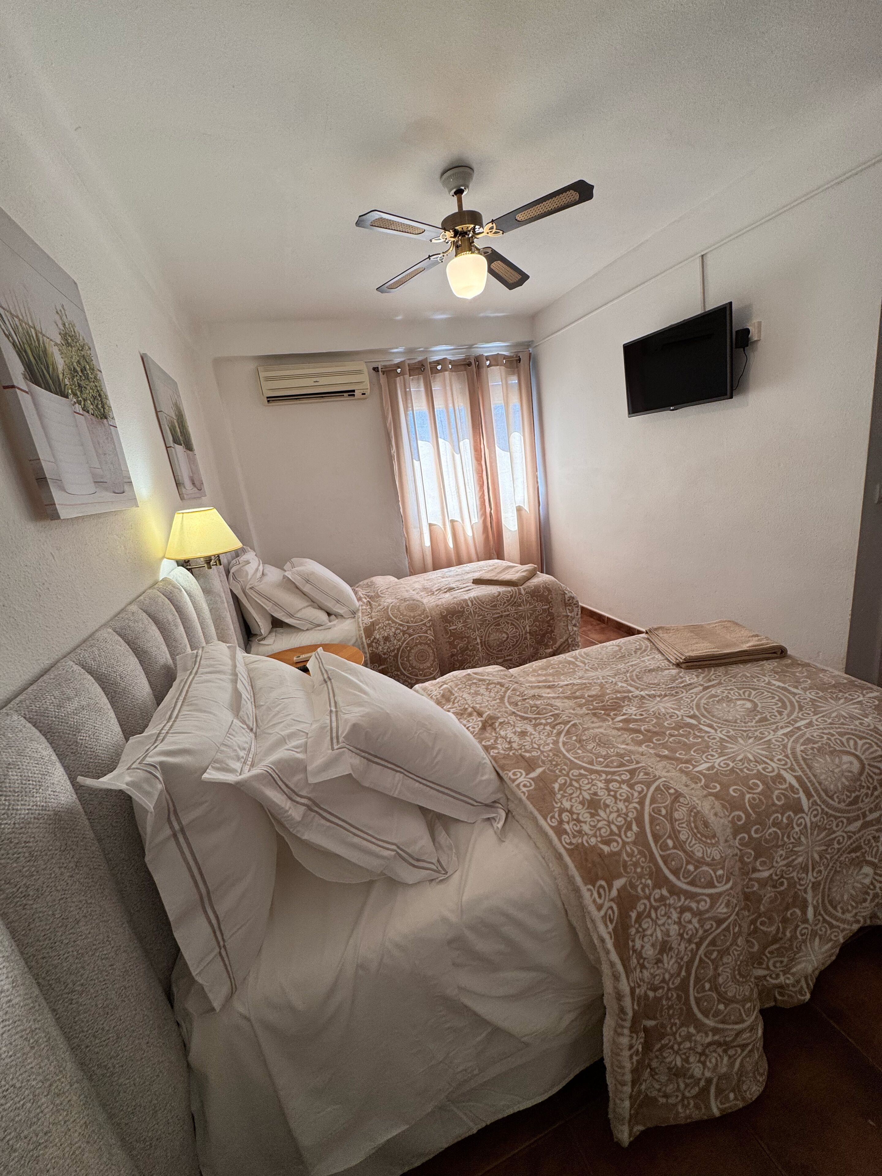 Camas con pillow-top, insonorización, wifi gratis y ropa de cama 