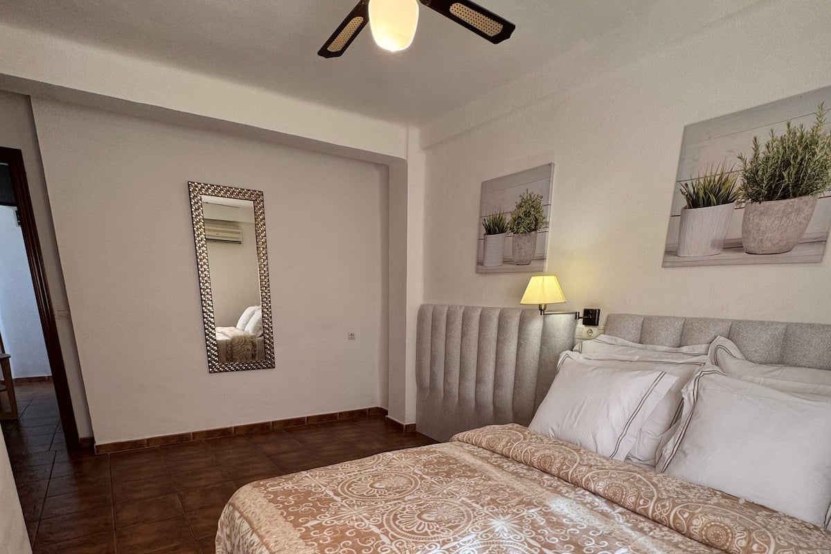 Habitación doble Deluxe, 1 cama matrimonial, baño compartido | Camas con pillow-top, insonorización, wifi gratis y ropa de cama