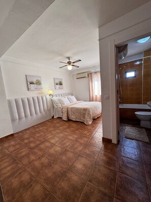 Deluxe Double Room, 1 Double Bed, Private Bathroom | Pillow-top beds, soundproofing, free WiFi, bed sheets