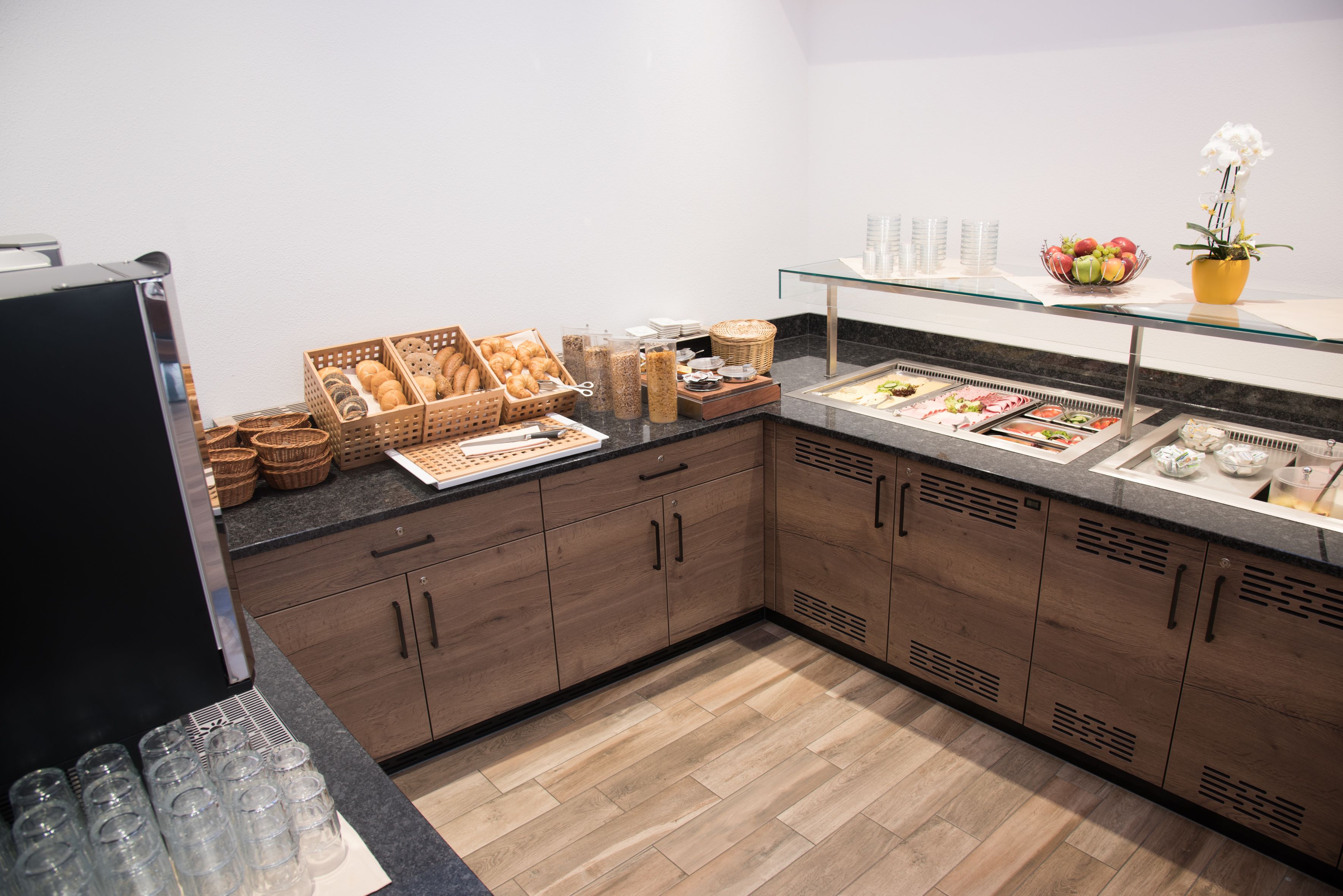 Ein Frühstücksbuffet mit Brot, Gebäck und Früchten.