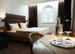 Desk, free WiFi, bed sheets - Altstadthotel und Restaurant Piazza  (Dinkelsbuehl)