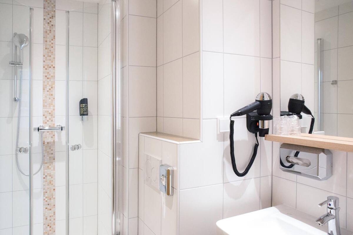 shower, free toiletries, towels