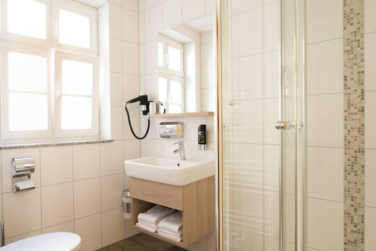 shower, free toiletries, towels