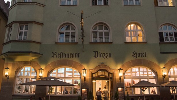Un edificio con restaurante, plaza y hotel.