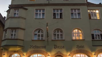 Overnatningsstedets facade – aften/nat