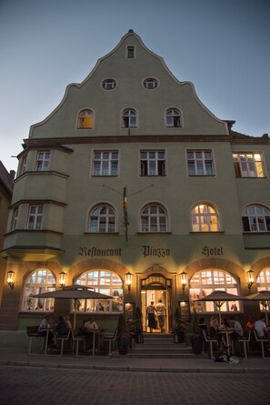 Front of property - evening/night - Altstadthotel und Restaurant Piazza  (Dinkelsbuehl)