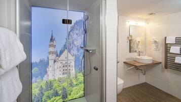 Classic-Zimmer, 2 Schlafzimmer, Nichtraucher, Bergblick | Badezimmer | Haartrockner, Handtücher, Seife, Shampoo