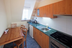Family Studio (6 people) | Private kitchen | Fridge, coffee/tea maker - Pytloun Self Check-in Hotel Liberec (Liberec)