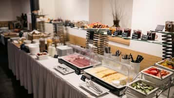 Ein reichhaltiges Buffet mit verschiedenen Speisen und Beilagen.