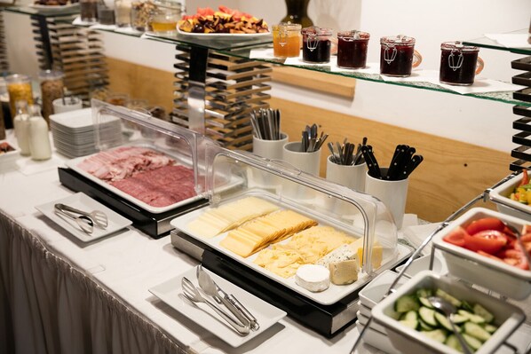 Petit déjeuner buffet (199 CZK par personne)