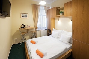 Minibar, in-room safe, desk, iron/ironing board - Pytloun Self Check-in Hotel Liberec (Liberec)
