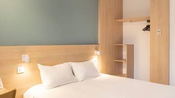 Eenvoudige tweepersoonskamer | Een bureau, gratis wifi, beddengoed