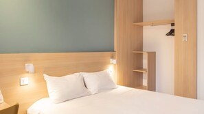 Basic Double Room | Desk, free WiFi, bed sheets - The Originals Access, Hôtel Bordeaux Aéroport (Merignac)