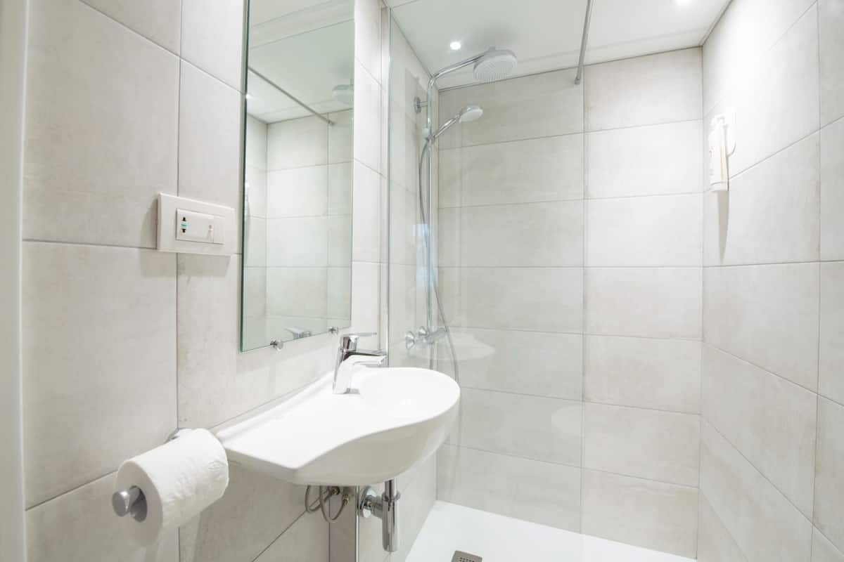 comfort room (1 or 2 people) | bathroom | shower, towels