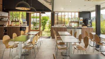 Dagelijks ontbijtbuffet (EUR 9.50 per persoon)