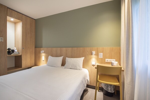 Comfort Room (1 or 2 People) | Desk, free cots/infant beds, free WiFi, bed sheets