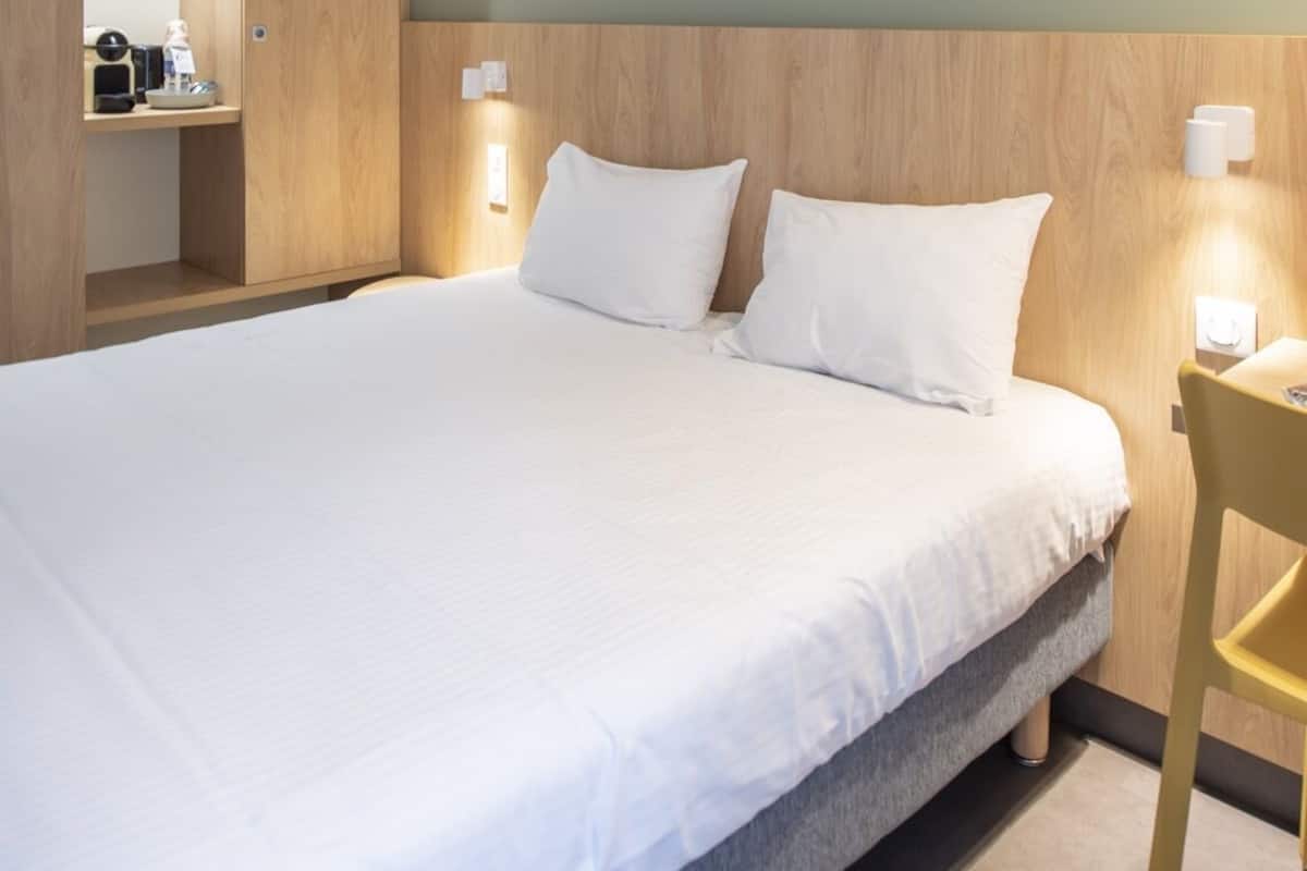 舒适客房 (1 or 2 People) | 办公桌、免费婴儿床、免费 WiFi、床单