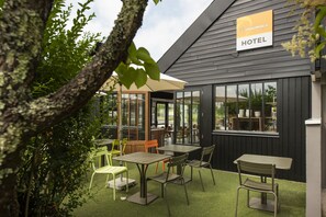 Terrace/patio - The Originals Access, Hôtel Bordeaux Aéroport (Merignac)