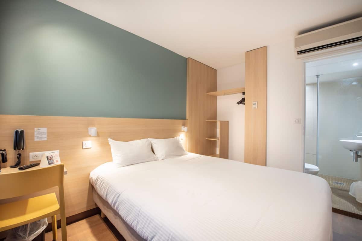 standard double room | desk, free cots/infant beds, free wifi, bed sheets