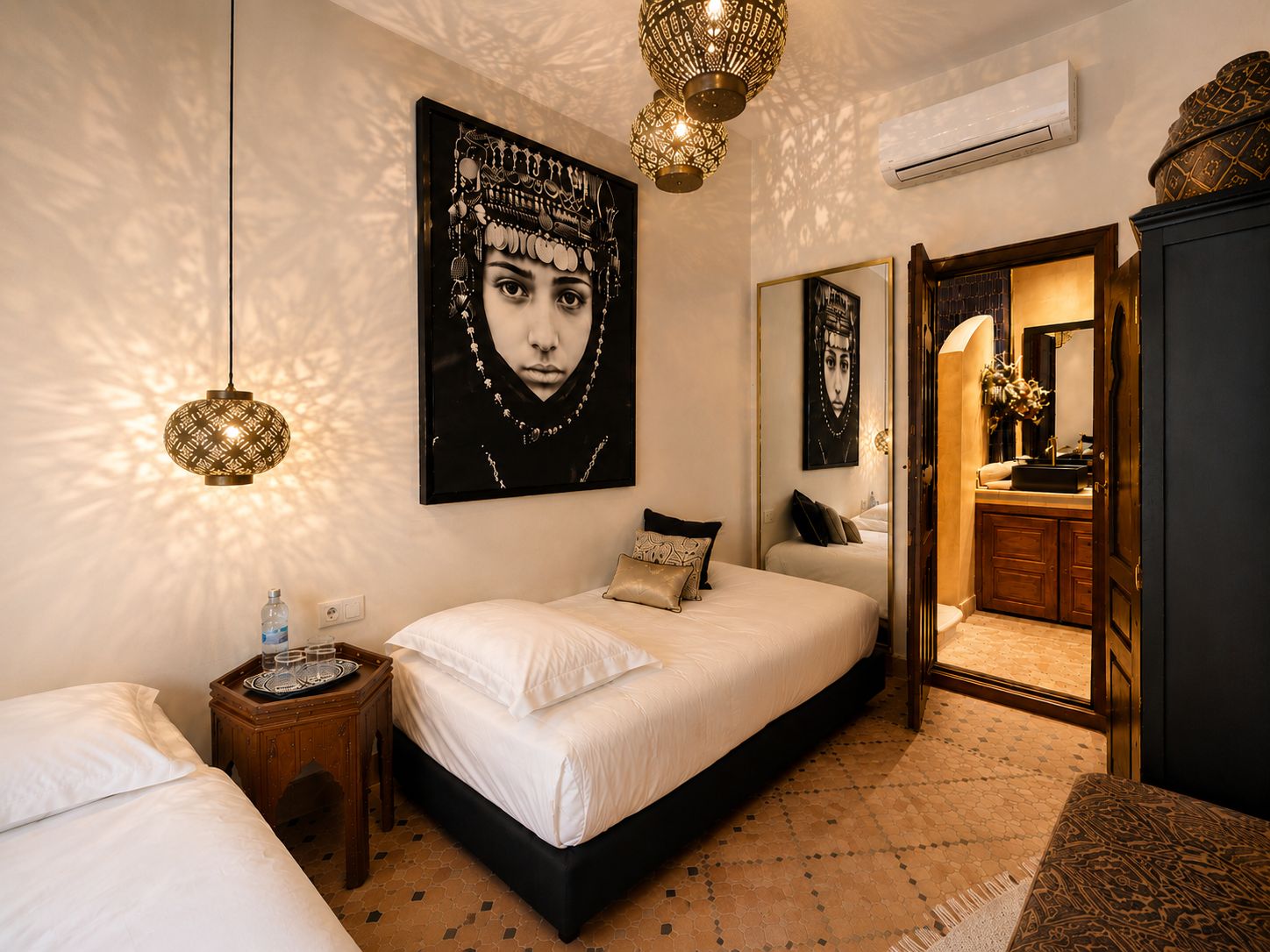 Una habitación de hotel con cama, mesita de noche y espejo.